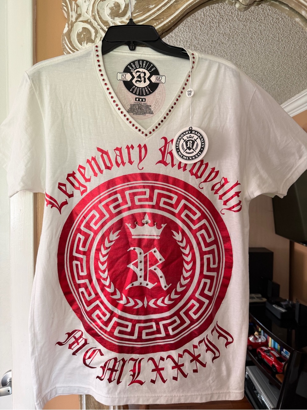 NEW Legendary Rawyalty Graphic V-Neck Tee